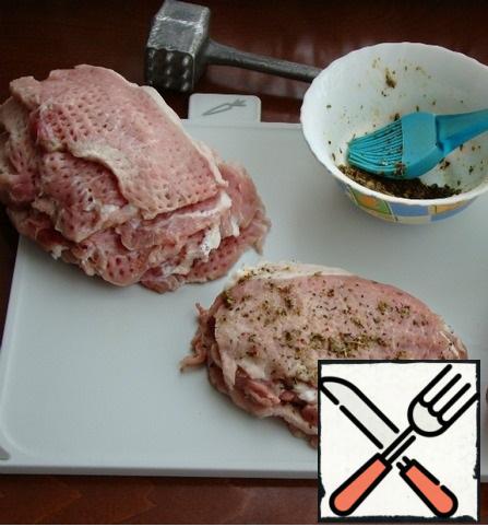 Cut the meat into slices, about 1 cm thick, beat off on both sides and cover with a fragrant mixture on both sides.
