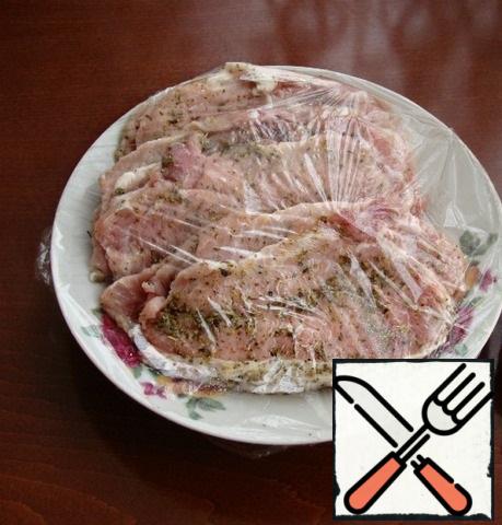 Cover the slices with cling film and leave on the table for about 30 minutes to marinate.