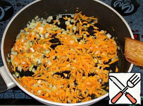 Fry finely chopped onions and carrots, grated on a coarse grater. Then add the chopped parsley, salt and mix.