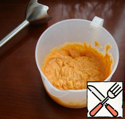 Put some mashed potatoes in a bowl, add the carrots and puree everything with a blender until smooth. After adding the carrots, the potato mass became a little runny, so I added 2 tablespoons of flour and mixed everything.
Transfer the finished mass to a pastry bag with a nozzle.