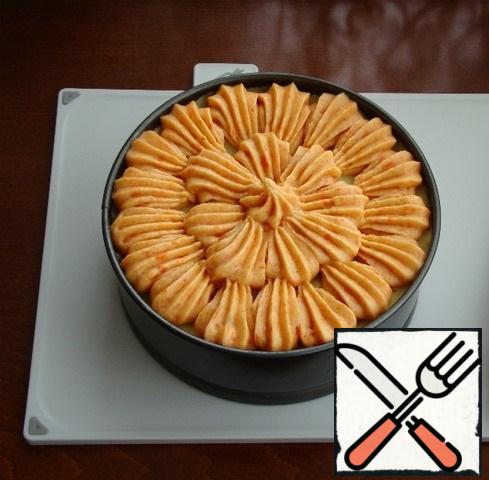 Decorate the cake with carrot mass on top and put it in a preheated 180* oven, for 15-20 minutes, so that the potatoes "grab".
The finished cake is decorated to your liking and can be served to the table.
