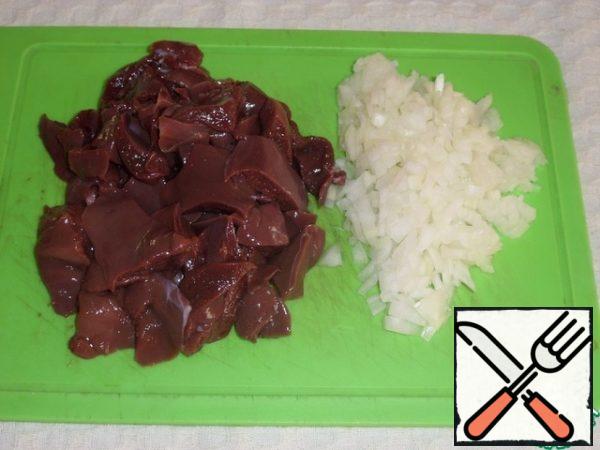 Peel and finely chop the onion. The liver is washed and cut. I use rabbit liver, with chicken liver pie will turn out no worse.