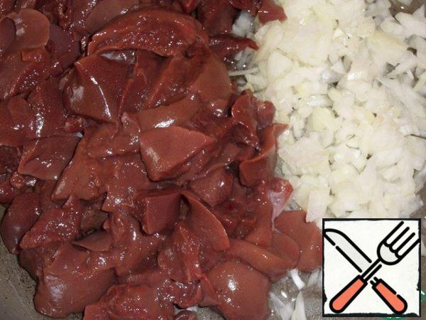 In a preheated frying pan, pour vegetable oil. Spread the onion and chopped liver.