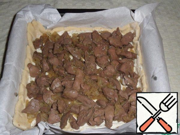 Then spread the fried liver on top of the cheese. Evenly distribute.