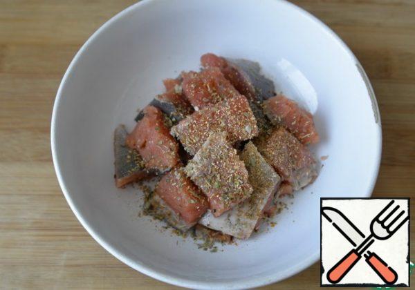 Fish, I have pink salmon, we clean, cut into fillets, and do not remove the skin. Cut into small pieces. I have half a serving. Add salt, lemon juice, pepper mixture, Provencal herbs to the fish. Pickled cucumber.