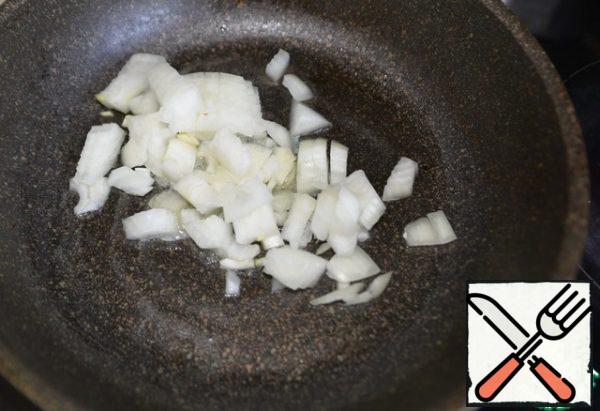Onions are peeled, cut into small cubes. Fry until transparent on a mixture of vegetable and butter.