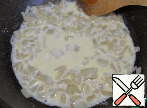 Pour in the cream, stir until thickened over low heat. Turning off the fire.