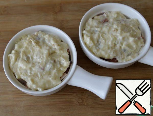Put the cheese and cream mass on top of the fish. We put it in a preheated 180 degree oven. Bake until golden brown for 30-40 minutes.