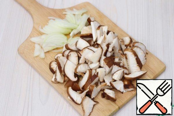 Prepare all the ingredients for cooking the dish. Chop onion into half rings, wash shiitake, cut into large pieces.