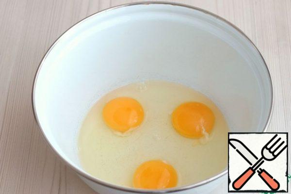 In a bowl, add the eggs (3 pcs.)