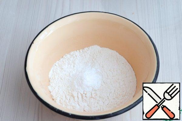 In the flour (150 gr.) add baking powder (1 teaspoon), salt (1 chip.). Mix the dry ingredients.
