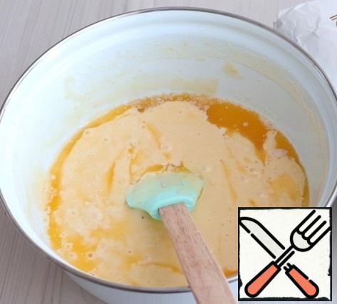 In the mixture of eggs and sugar, add gradually, kneading from bottom to top, flour, salt and baking powder. Melt the butter (120 gr.), cool and add to the batter. Stir the batter until smooth and smooth.
