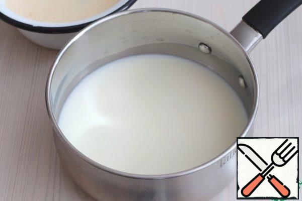 In a saucepan, add 350 ml of milk, bring the milk to a boil. Do not boil!