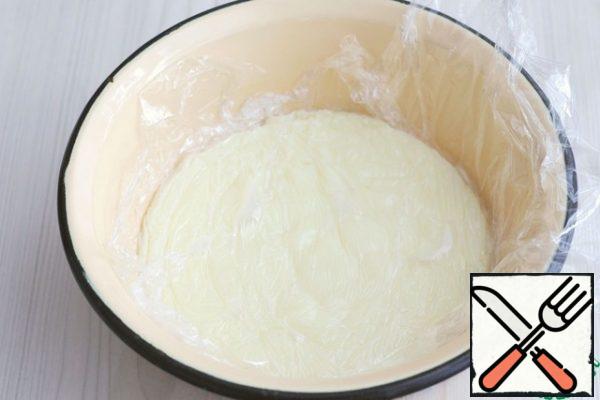 Next, transfer the pudding base to a separate bowl, cover the top with cling film in contact and leave to cool to room temperature for about 2.5-3 hours.