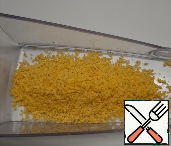 The yolks separately to grate on a fine grater.