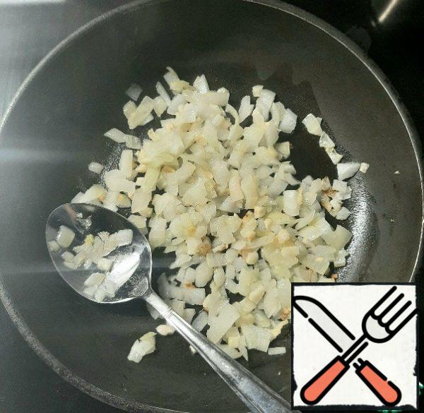 Fry the onion and garlic in oil until transparent.