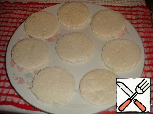 Cut out circles of bread with a diameter of 7-8 cm.