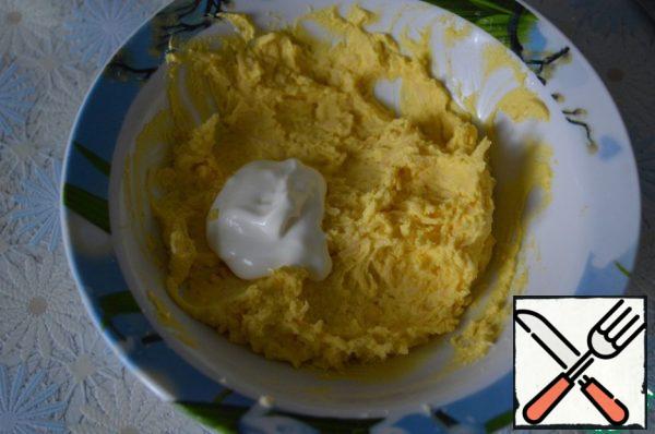 Mix well. In the resulting mass, gradually add sour cream and grind until a lush mass is obtained. Add salt and pepper to taste. 