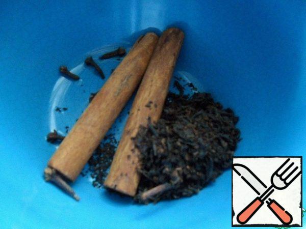 In a cup or teapot, brew 100 ml of boiling water tea with cinnamon sticks and cloves (you can add more clove grains and cinnamon sticks).