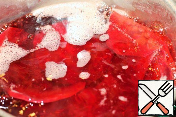Wash the beets and peel them. Cut into thin slices. I cut with a knife, very thin. You can use a vegetable cutter or, like me, a knife. To whom as it is convenient.
Pour water into a saucepan and add salt. Add a small amount of slices to the boiling water and cook for 3 minutes.