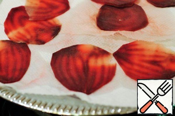 Prepare paper towels in advance. Remove the slices with a slotted spoon and place on a towel to get wet and remove moisture.
Cook the next batch of slices in the same water. If necessary, add a little water or a little salt. I didn't have to add either one or the other.