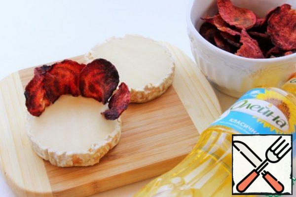 Cut the Camembert cheese in half. Place the chips around the perimeter of the cheese in the form of a rose.