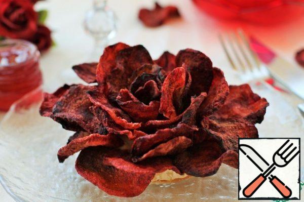 You can use any cheese. If the cheese is hard, then it is necessary to cut it into squares in advance and combine it so that it is possible to lay out the petals in the form of a rose.