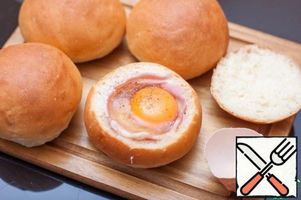 Beat in the egg, season with salt and pepper. Make sure that the whole egg fits into the bun and there are no protein streaks (it can explode).
