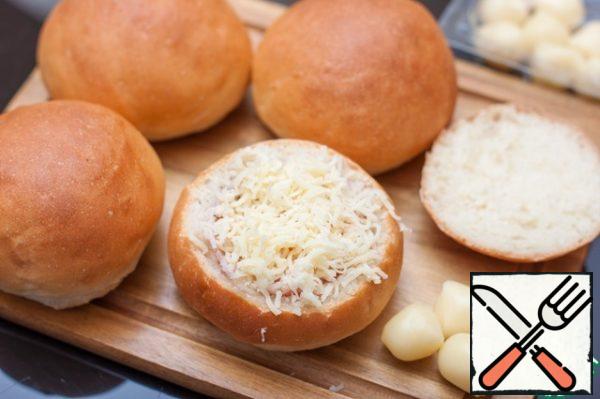 Sprinkle with grated cheese (preferably low-melting, I have "Scamortsa"), cover the bun with the top and bake in the microwave for 45 seconds, power 800 Watts, then the egg will turn out "in a bag" - the protein will grab, and the yolk will be creamy.
