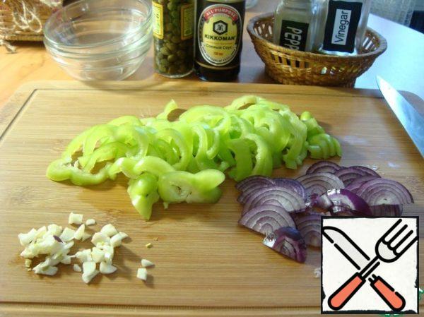 Peppers cut into strips, onions-half rings, garlic finely chop. Hard-boiled quail eggs.