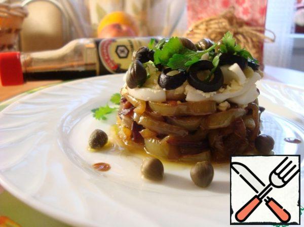 On the pepper with onions, we spread quail eggs, on the eggs-olives, sprinkle with parsley, remove the ring (it is cut on the side, easily removed) and put capers on top. Decorate the plate with a sprig of parsley, capers and drops of soy sauce.