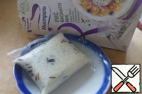 Remove the finished rice from the water and let the water drain.