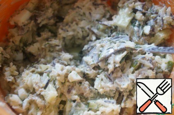 Chop the dill. Mix all the ingredients in one bowl: fish, cucumber, onion, eggs, rice and dill. Season with salt and mayonnaise.