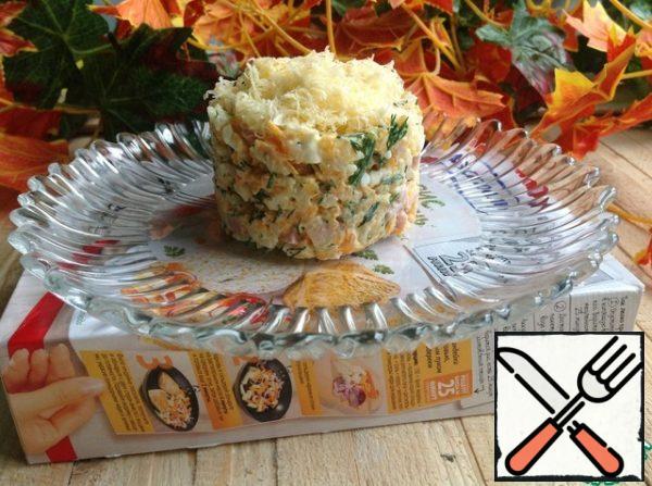 Grate the cheese on a fine grater and put it on top of the salad.