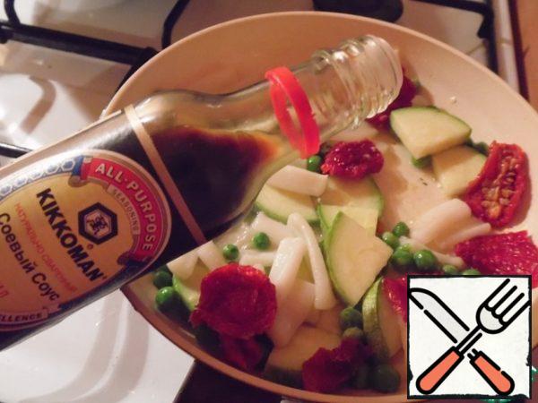 Add soy sauce and lemon juice to the salad and simmer for another 2-3 minutes.