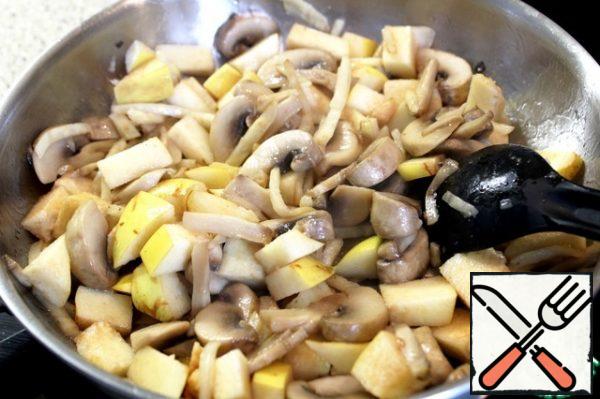 Then I add mushrooms and quince to the celery, fry until golden barrels.