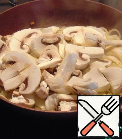 Peel the onion and garlic and cut them randomly. Fry in olive oil for a couple of minutes.
Peel the mushrooms, chop, add to the onion.
Fry for 2-3 minutes. Add spices and rice. Allow to cool, grind in a blender.