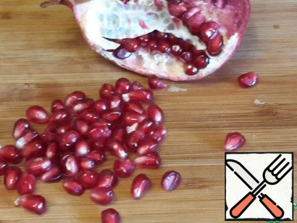 Disassemble the pomegranate into grains.