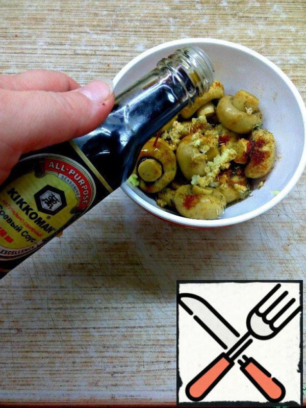 I took canned mushrooms. They are more like boiled eggs, so they must first be marinated. Put the mushrooms in a bowl, add the garlic passed through a press, 0.5 tsp coriander and paprika and 1/4 tsp dry thyme. Add the wine vinegar and soy sauce.