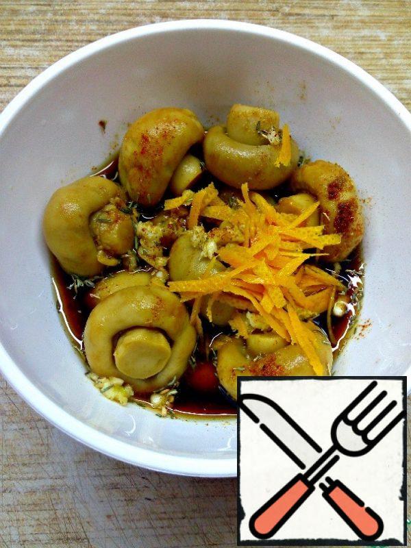 Cut the zest strips into thin strips and add to the mushrooms. Mix well. Leave to marinate for two hours, stirring occasionally.