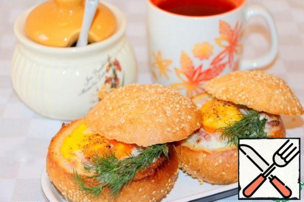 Buns decorate with a sprig of dill.
Crispy bun with a delicious juicy filling.