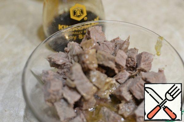 Cut the meat into cubes and pour 2/3 of the finished marinade, leave to marinate for 1 hour-1.5 hours.
