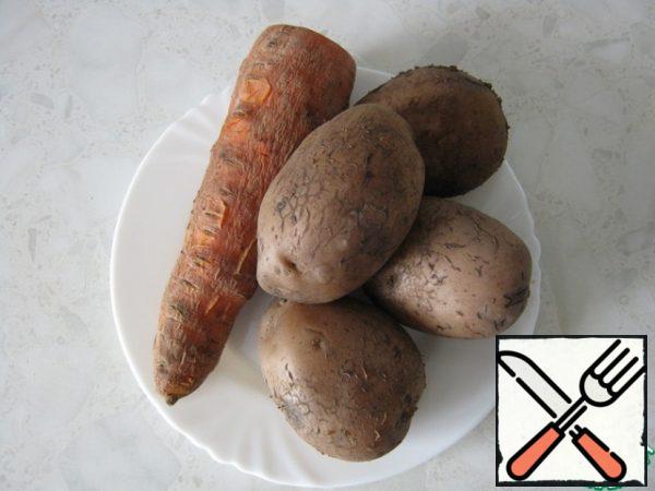 Boil potatoes and carrots in the skin, cool.