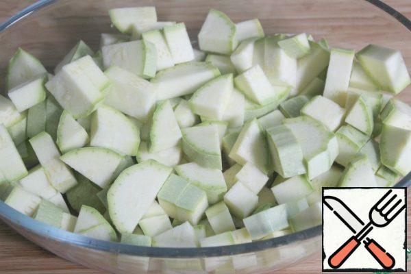 Wash the zucchini, wipe it dry and cut it together with the peel.