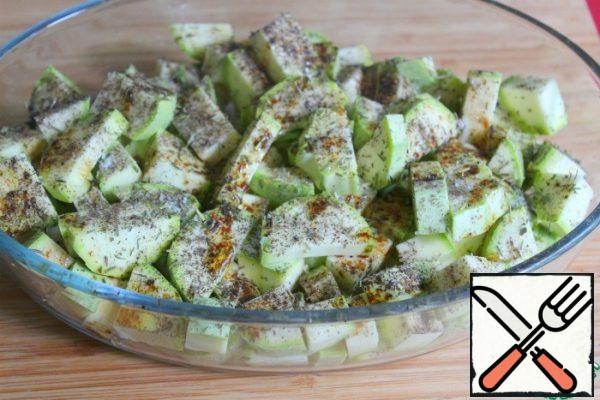 Sprinkle with spices, salt, pour in oil and balsamic, mix.
