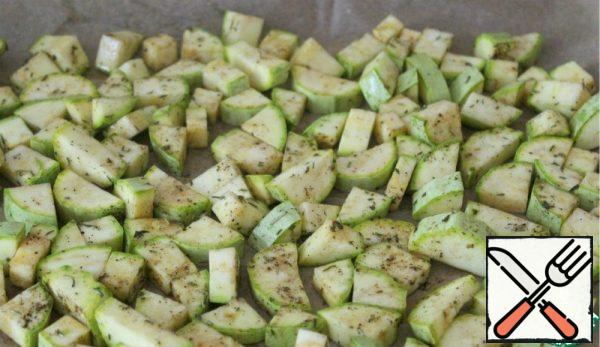 Put the baking paper on a baking sheet, put the zucchini on it in one layer and put it in the oven heated to 200 degrees.
Bake for 15 minutes-focus on your oven.