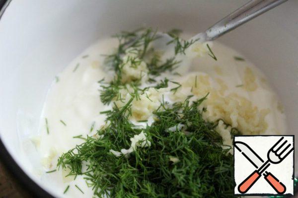 Place in a salad bowl.
In yogurt or sour cream, put the chopped dill and squeeze out the garlic, mix.
