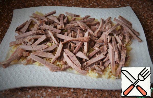 Cut the beef into thin bars and put it on the grits.