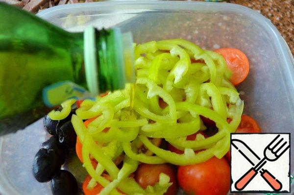 Prepare the dressing. Put the olives in a container, lightly crush them with a pusher. Wash the cherries and cut them in half. Wash the pepper and cut it into medium strips. Connect everything. Pour in the olive oil and vinegar.