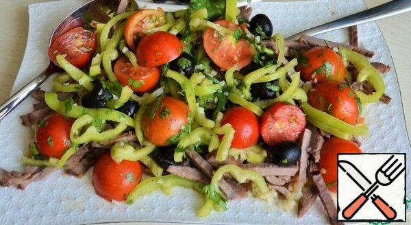 Put the vegetable dressing on the meat, watering with oil juice. Add sea salt to taste.